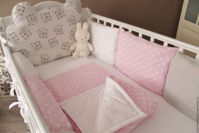 Комплект в кроватку «Teddy pink»,(5 предметов): подушка, наволочка, простынь на резинке, одеяло , бортики.