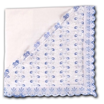 Одеяло-уголок 100х100 см утепленное на выписку из кружева,  голубое шитье , подушечка 25х30 см в подарок