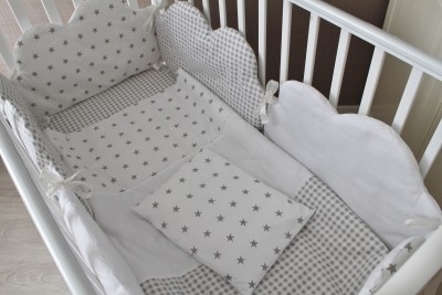 Комплект в кроватку "Облака", (5 предметов): подушка, наволочка, простынь на резинке, одеяло , бортики.