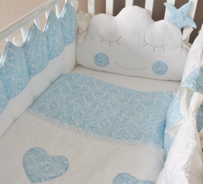 Комплект в кроватку Сказочные сны, голубой, 5 предметов: подушка, наволочка, простынь на резинке, одеяло простеганное, бортики-подушки.